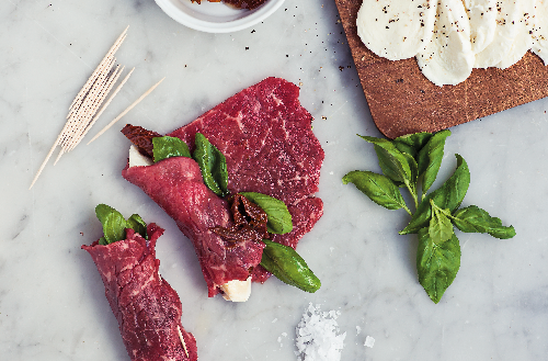 Lövbiffsrullader med mozzarella och tomat